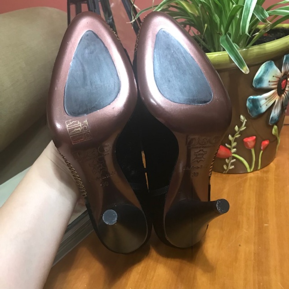 Dolce & Gabbana gold / black T Strap mary janes - Picture 7 of 8